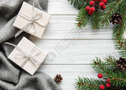 温暖舒适的冬季围巾松木和礼品盒图片
