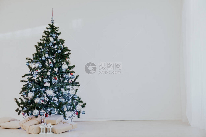 圣诞节圣诞树在带礼物图片