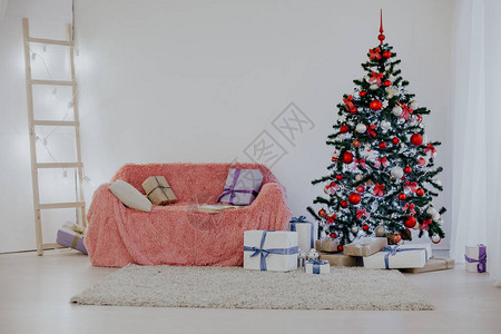 为圣诞新年树礼物装饰的房间1图片