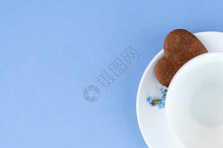 蓝色背景上的一杯咖啡背景早餐饮料和咖啡厅菜单概念紫色背景上的咖啡杯图片