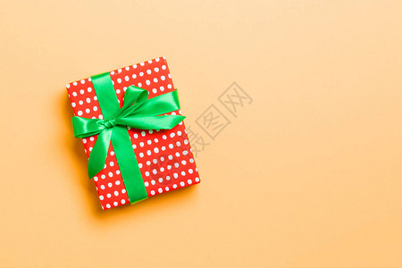 带绿弓的礼物盒圣诞节或新年节在橙色背景图片