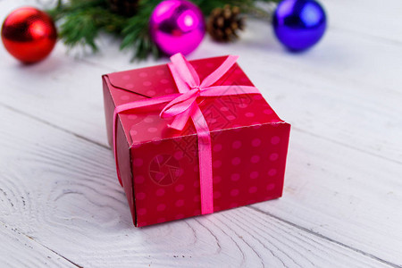 白色木桌上的礼品盒和圣诞装饰品图片