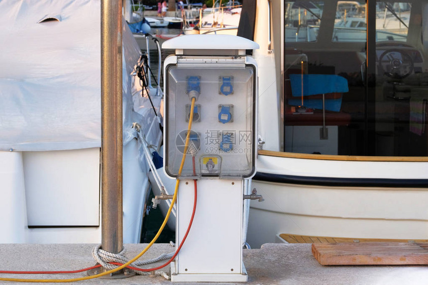 在海岸附近的码头上的电力插座系船柱克罗地亚的船只充电站在海港为船舶充图片