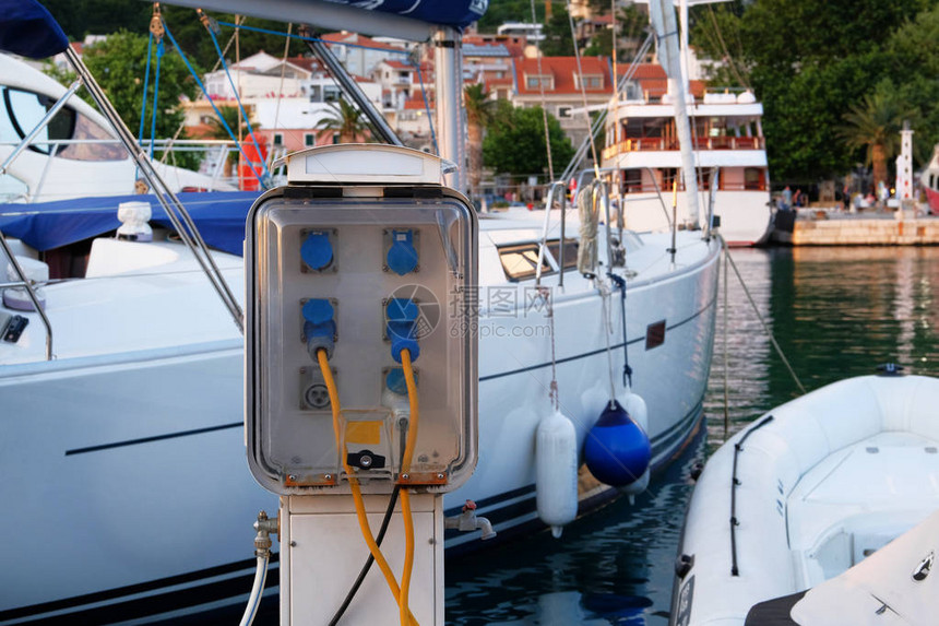地中海岸船只收费的电源插座船只充电站横向架子图片