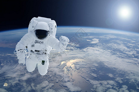 地球上方的宇航员图片
