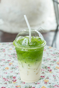 外卖杯中的冰抹茶绿星冰乐一杯绿茶冰沙配新鲜绿茶自制冰图片