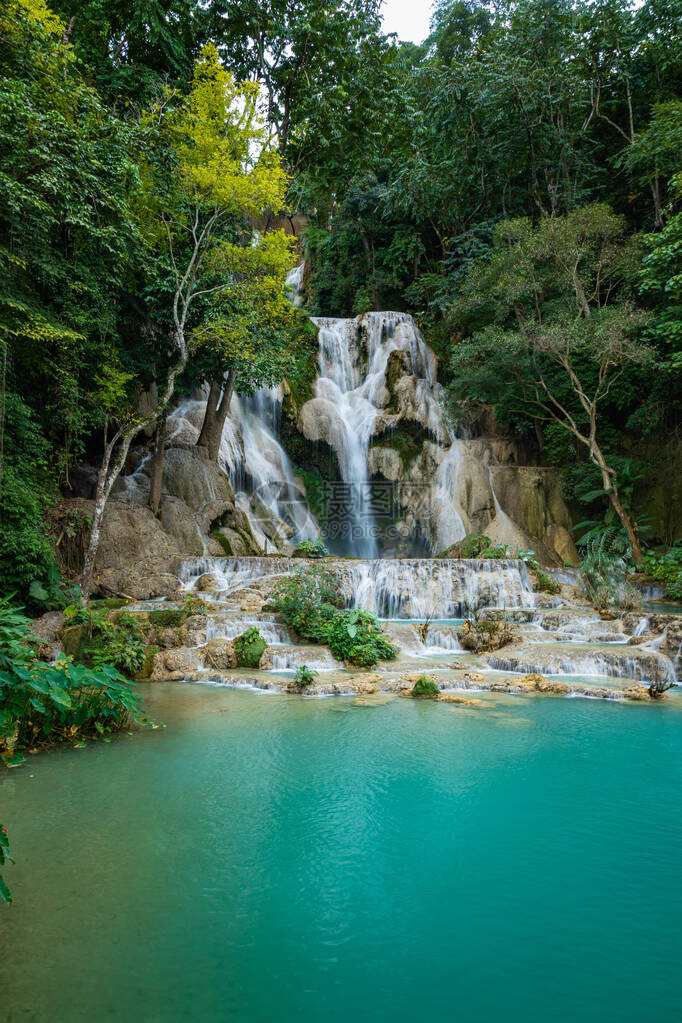 广西瀑布的绿石水老挝的LuangPrabang老挝的热带雨林图片