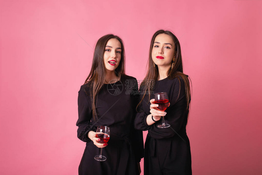 两个漂亮的双胞胎女孩庆祝公司新年派对图片