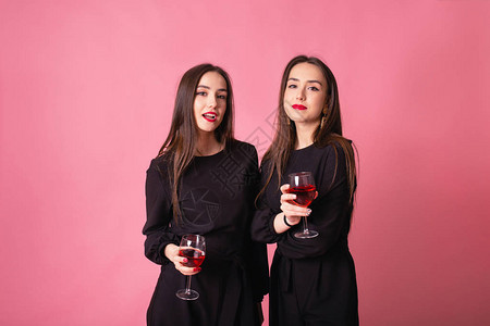 两个漂亮的双胞胎女孩庆祝公司新年派对图片