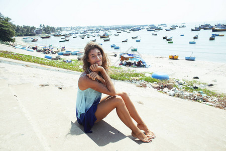 在亚洲海港的年轻笑着微笑的年轻女子图片