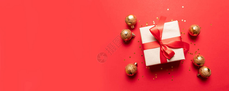 红面盒丝带红金大球和小球红背景的节日装饰平地图片