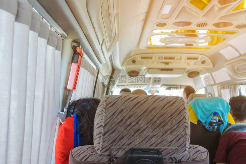 橙色安全玻璃锤子安装在窗玻璃和面包车窗帘上图片