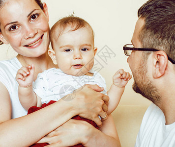 现代幸福的年轻家庭在家中一起微笑图片