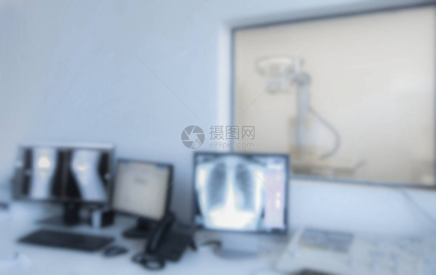 医院内配备现代计算机和设备的X光图片
