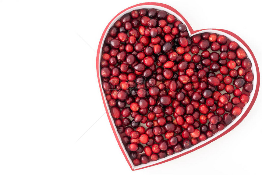 Cranberry在一个心形盒子中新鲜的成熟有机红莓关闭从上面切入的白色背图片