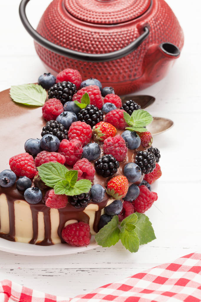 巧克力芝士蛋糕加浆果和茶叶图片
