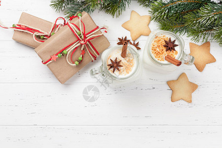 传统圣诞节鸡尾酒和姜饼干图片
