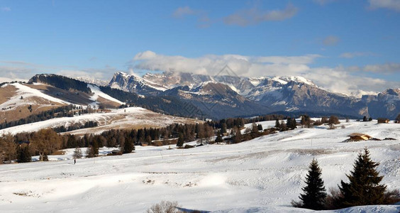 意大利滑雪胜地的冬季全景图片