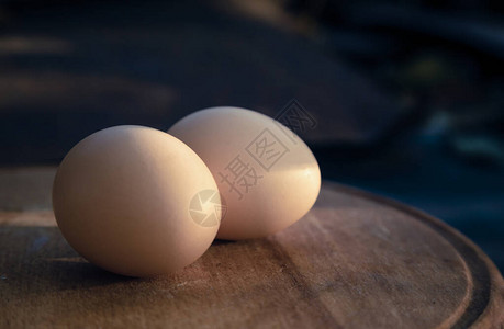 两个鸡蛋放在木桌上图片