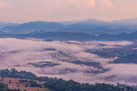 山和雾背景的软焦点图片