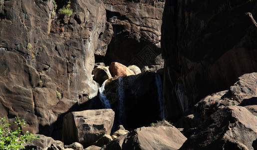 Yosemite公园Bridalvelll水在初图片