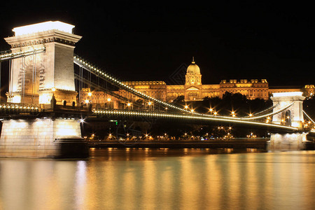 在布达佩斯的连锁桥和城堡晚上前图片
