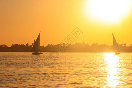 埃及卢克索日落时尼罗河背景图片