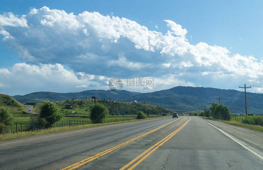 在农村和山区的高速公路美国落图片