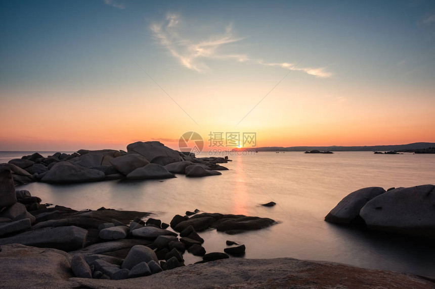 当太阳落在地中海和科西嘉拉韦齐群岛卡瓦洛岛海岸的大花岗岩巨石上时图片
