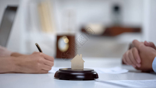 妇女在律师事务所签署购房合同保险单图片