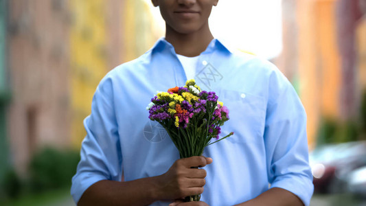 非洲裔美国男孩拿着花束等待着女朋友浪图片