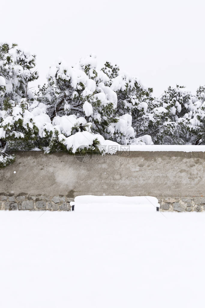 白雪皑的街道上满是雪的木凳图片
