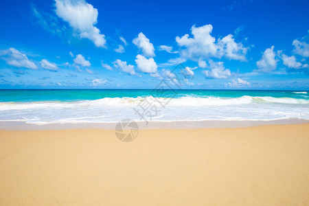 夏季白沙滩的海浪与云图片