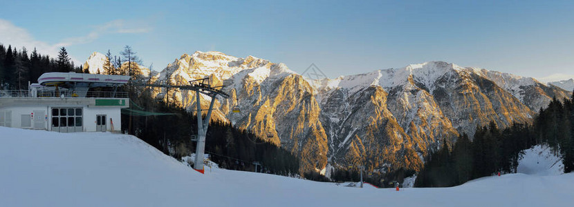 日出在滑雪度假胜地意大利L图片