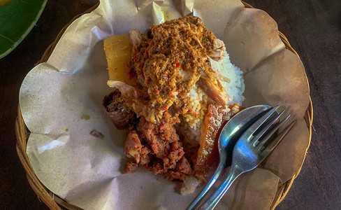 Guling是印度尼西亚和巴厘传统的一种烤肉制猪肉菜图片