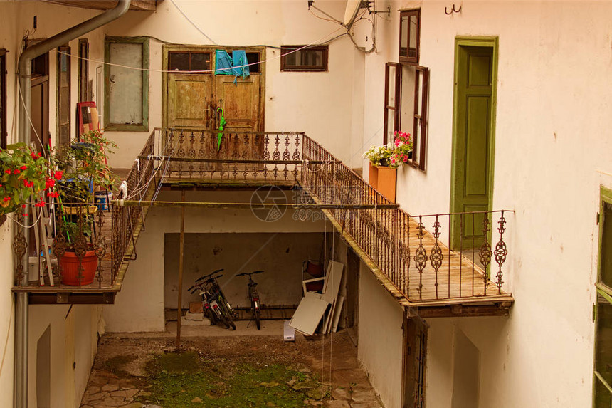 马里博尔市中心古民居典型后院风景如画的老式庭院图片