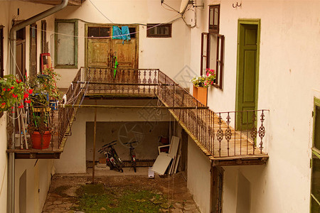 马里博尔市中心古民居典型后院风景如画的老式庭院图片