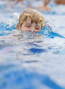 孩子在游泳池水中下沉图片