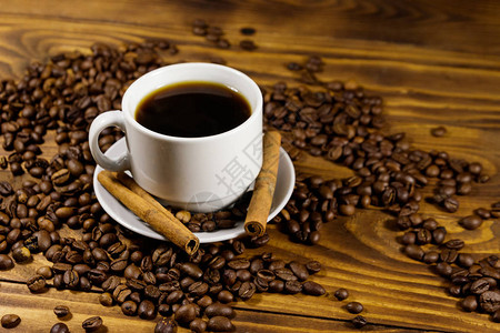 一杯咖啡烤咖啡豆和木制图片