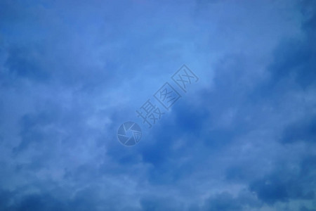 深蓝色的天空有云彩背景图片