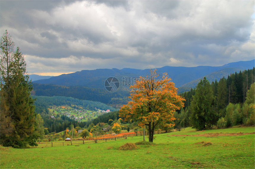 照片天风景与喀尔巴阡山的一个村庄相邻图片