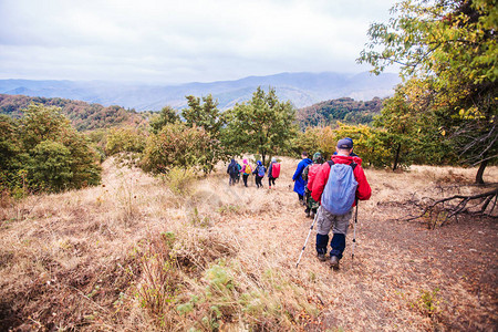人们走在乡村景观秋日远足和探索野外图片