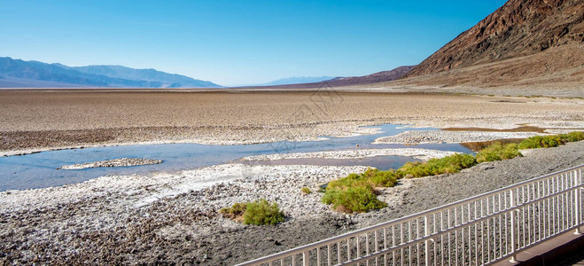 谷景观岩层和恶水盆地盐矿床景观图片