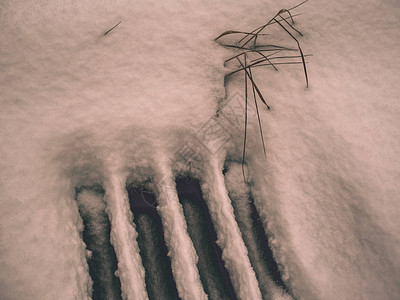 排水泉在新鲜的粉雪下水从融雪图片