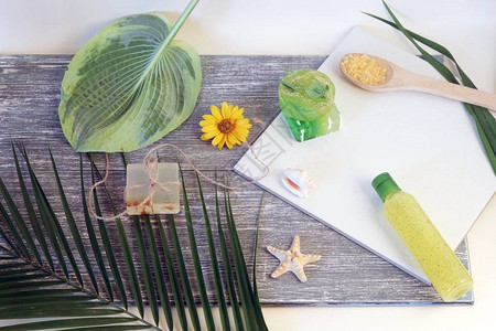 天然肥皂海盐木制背景叶子身体护理和放松产品温泉疗养程序图片