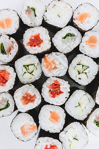 寿司卷的垂直图像图片