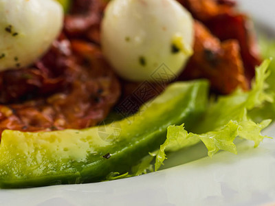 用干西红柿豆阿巴卡多和莫扎雷拉奶酪制成的沙拉图片