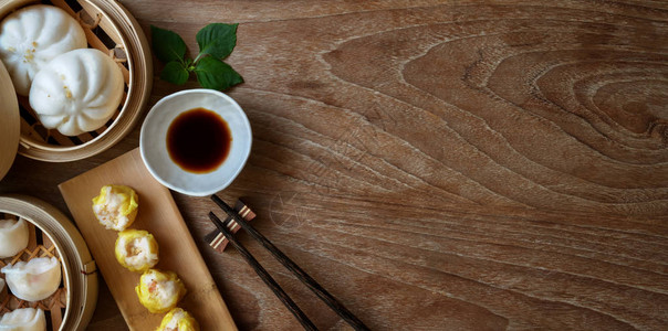竹蒸笼蒸饺和蒸猪肉包的头照图片