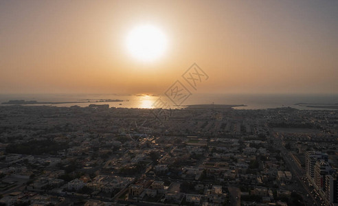 从43楼欣赏迪拜天际线的艺术景观图片