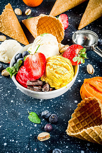 五颜六色的水果和浆果坚果巧克力和香草冰淇淋图片